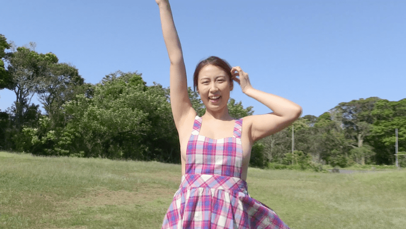 裸にエプロン姿で公園で遊ぶ爽香