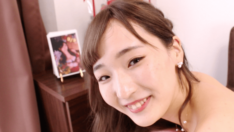 ソファで一糸まとわぬ姿で笑顔の藤田あずさ