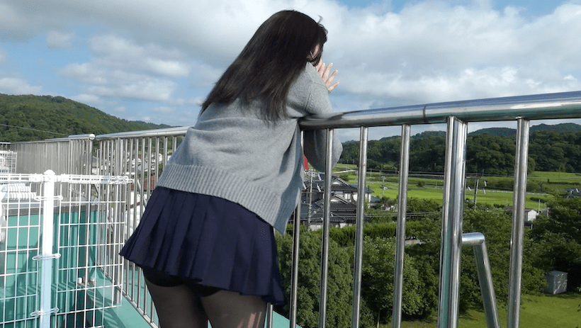 セーラー服で大声で叫ぶ西永彩奈