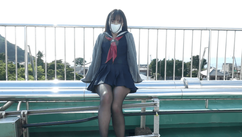 セーラー服で屋上に腰掛ける西永彩奈