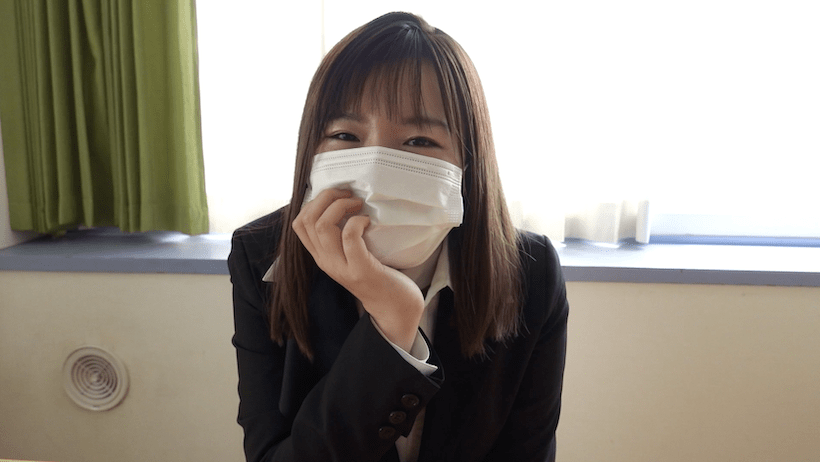 スーツでマスク姿の桜田なな