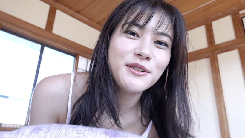 過激な部屋着で部屋に入ってくる江藤彩也香