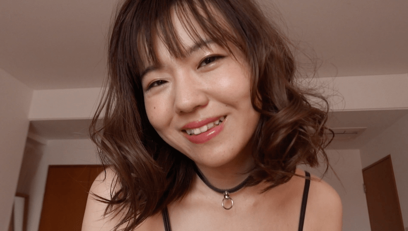 カメラに向けて笑顔の桜田なな