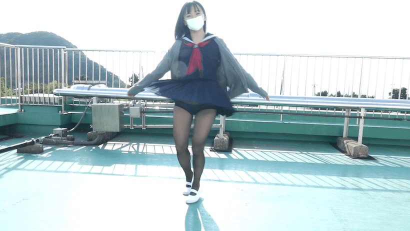 セーラー服で屋上で踊る西永彩奈