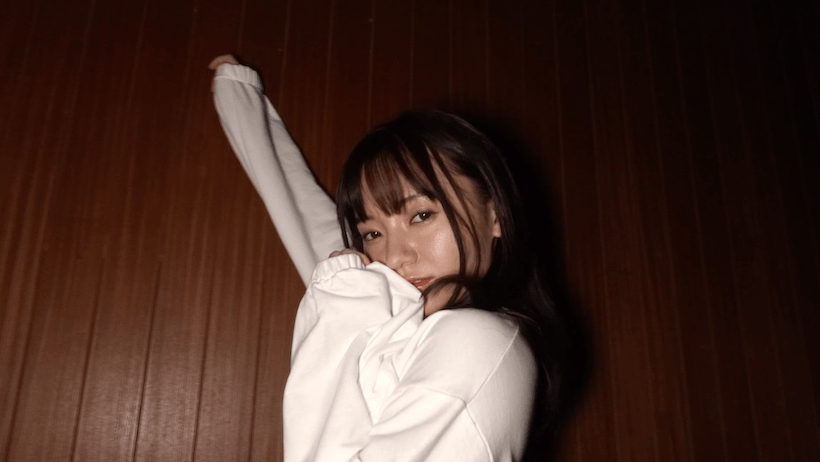 白のトレーナーでポーズを取る西永彩奈