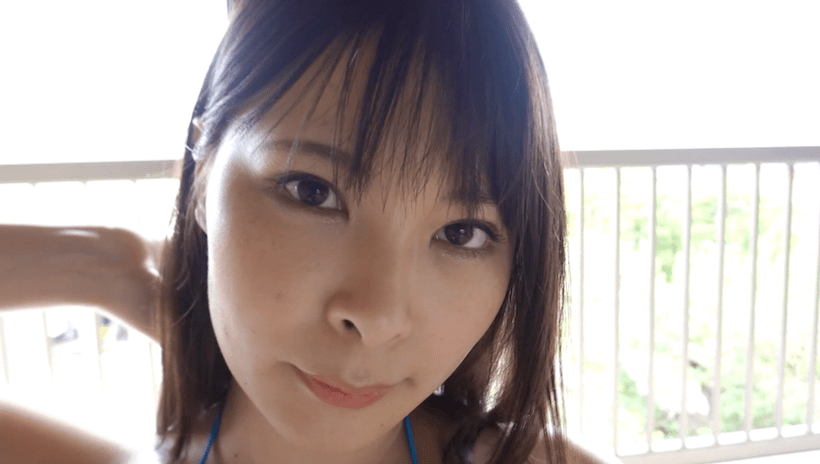 ベランダでアップの春野ゆこ