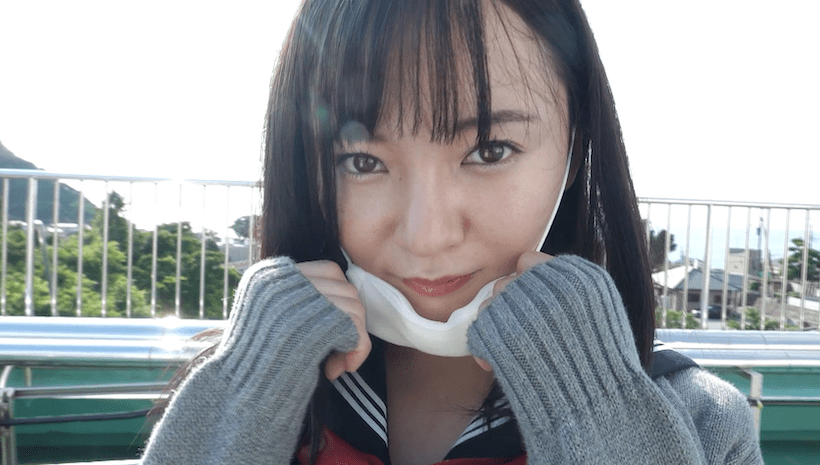 セーラー服でマスクを外す西永彩奈