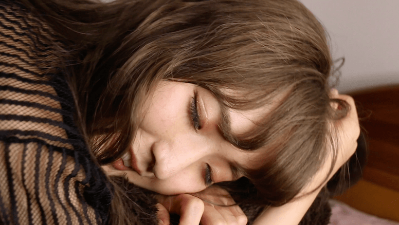 薄手のトップスでベッドにうつ伏せの藤田あずさ