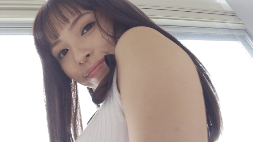 振り返りながら微笑む鶴巻星奈