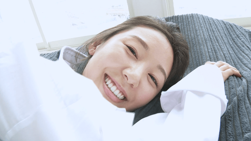 Yシャツ姿で笑顔の澤山璃奈
