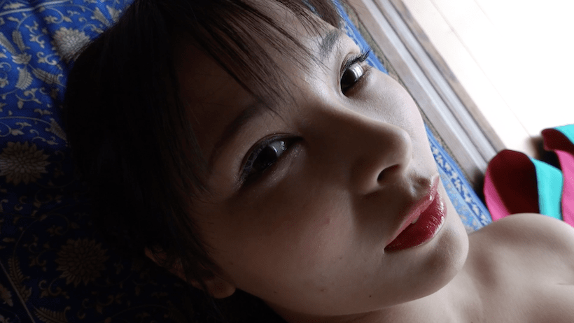浴衣をはだけて畳に横になっている春野ゆこ