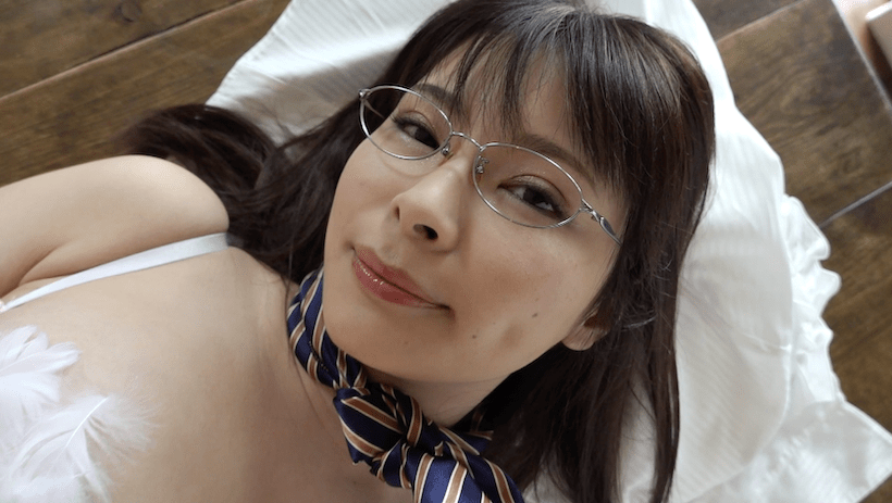 メガネをかけて下着姿で寝転んでいる春野ゆこ