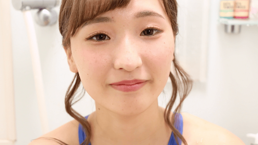 過激な競泳水着で体を洗う藤田あずさ