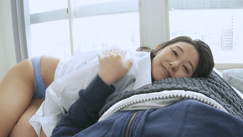 Yシャツに下着姿でベッドでいちゃいちゃする澤山璃奈