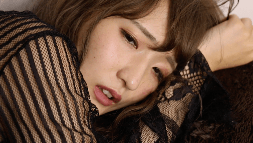 薄手のトップスでベッドにうつ伏せの藤田あずさ