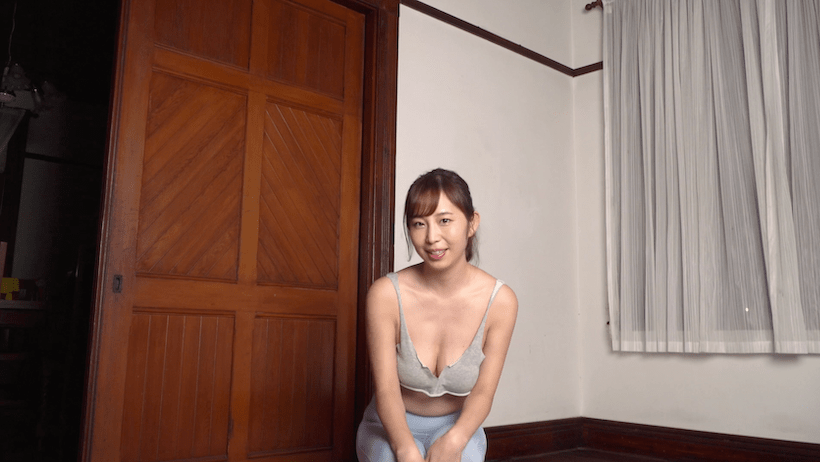 セクシーなトレーニングウェアで準備運動する塩地美澄