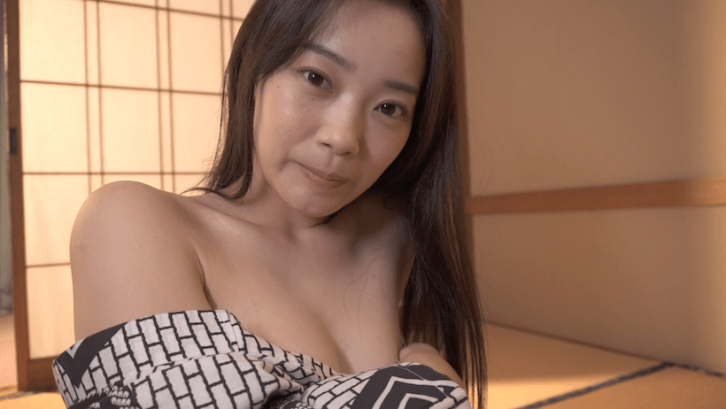 浴衣を胸まではだける青科まき