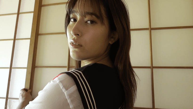 スケスケのセーラー服を着る平田梨奈