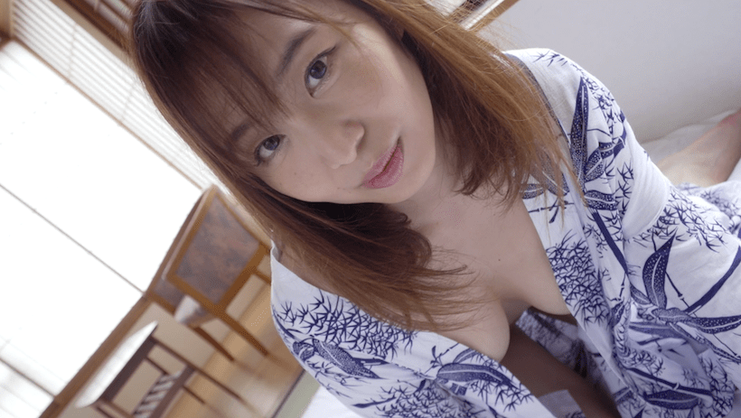 旅館で浴衣がはだけている塩地美澄