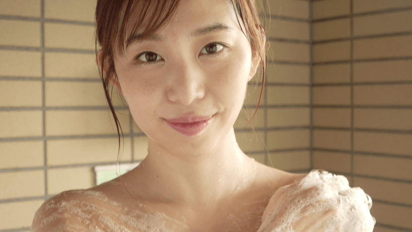 眼帯ビキニで身体を洗う塩地美澄