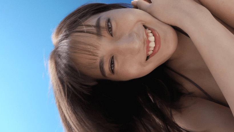 茶色のビキニを身につけビーチではしゃぐ平田梨奈