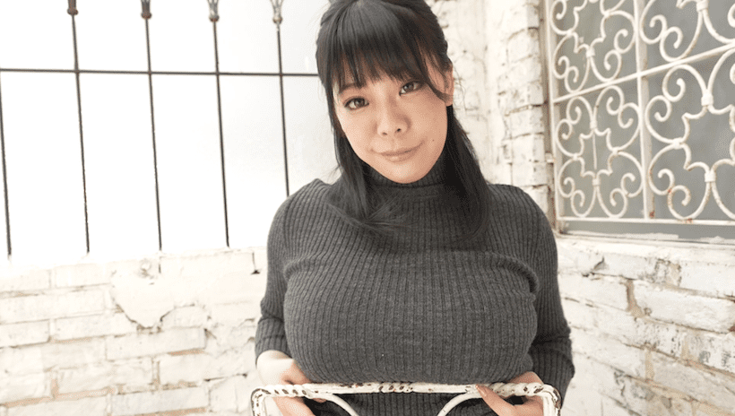ニットを着ていてもKカップ爆乳が分かる伊藤椿