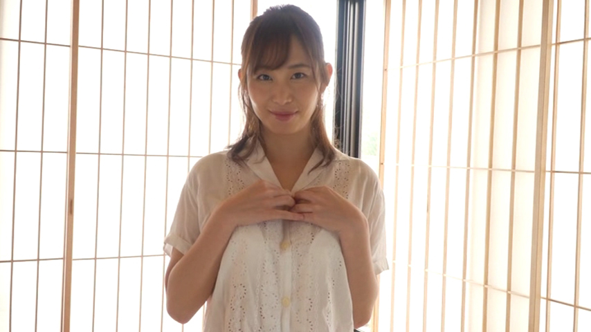 和室で白のブラウスに手をかける塩地美澄