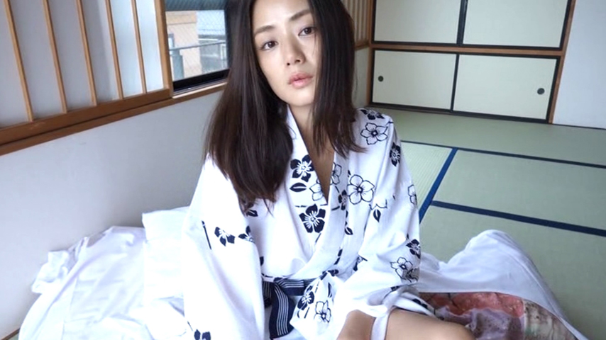 宿でまどろむ片山萌美