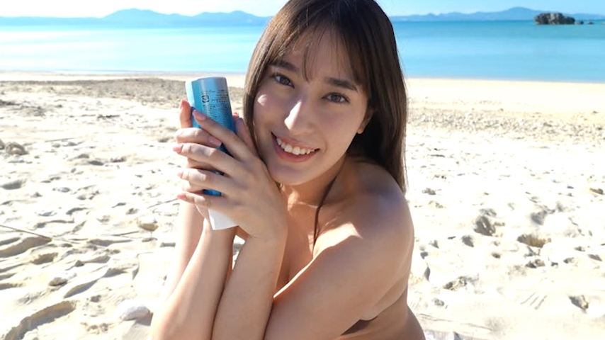 茶色のビキニを身につけオイルを持っている平田梨奈