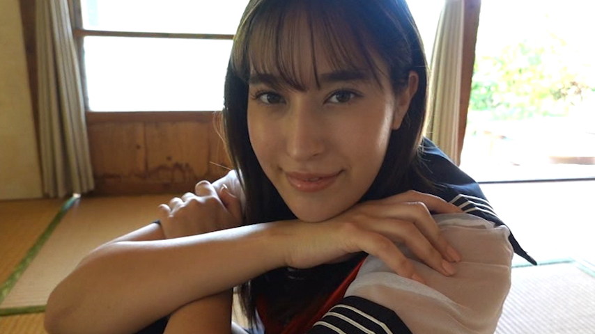 スケスケのセーラー服を着る平田梨奈