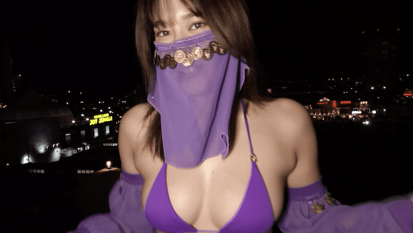 屋上で踊り子スタイルで踊る平田梨奈