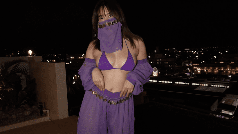 屋上で踊り子スタイルで踊る平田梨奈