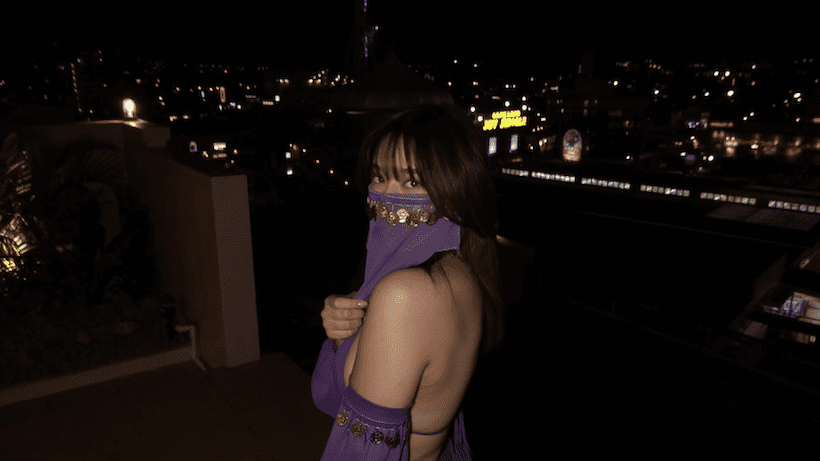 屋上で踊り子スタイルで踊る平田梨奈