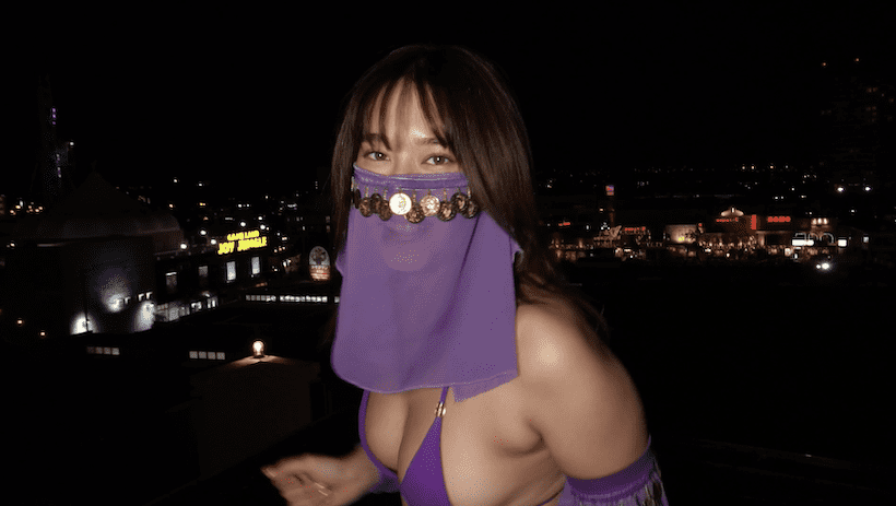 屋上で踊り子スタイルで踊る平田梨奈