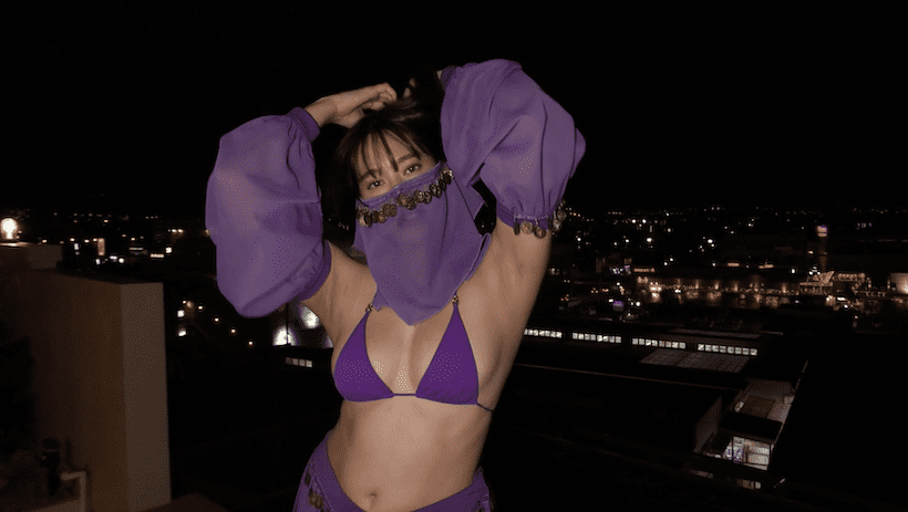屋上で踊り子スタイルで踊る平田梨奈