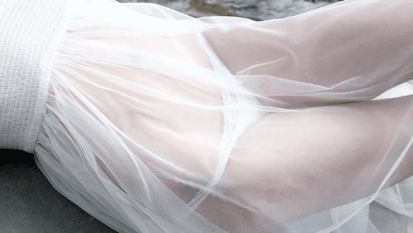 シースルーな衣装で横たわる片山萌美の美脚